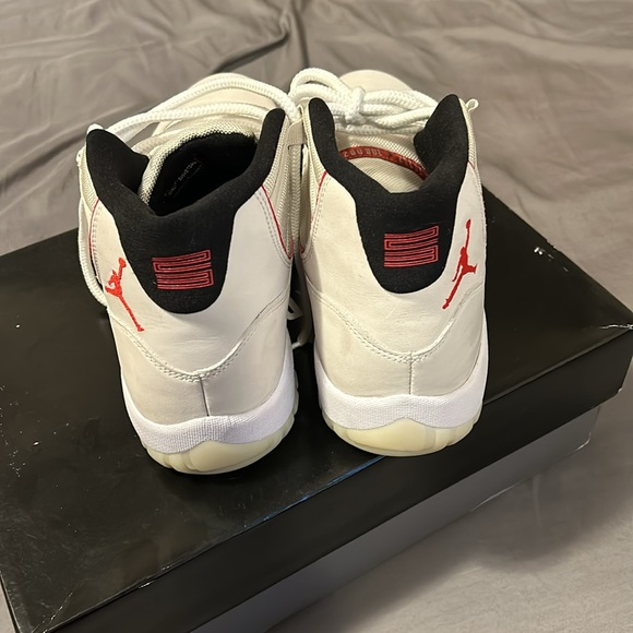 Authentic Jordan 11 platinum tint - Picture 3 of 7